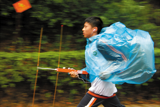 学生冒雨进行东莞市中小学无线电测向比赛
