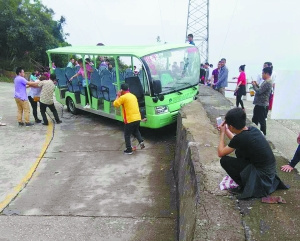 东莞观音山观光车撞墙 十余游客受伤