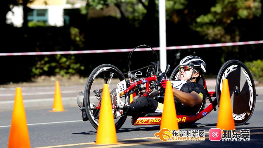 自行車運(yùn)動(dòng)員梁嬌副本.jpg