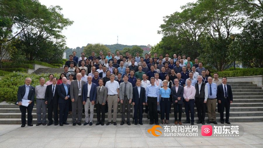 1731035867661895.jpg 专家合影.jpg