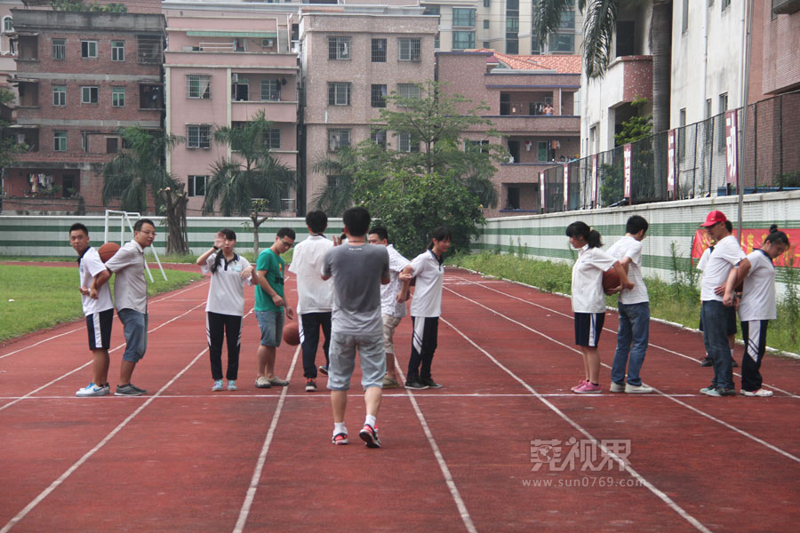 该校高三年级20个班1600余名学生参加了这次运动会,这也是他们高中