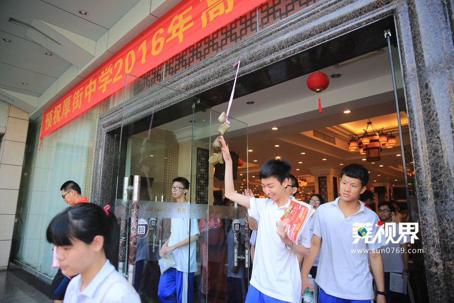 万考生赴高考 入住酒店高悬粽子盼学子高中