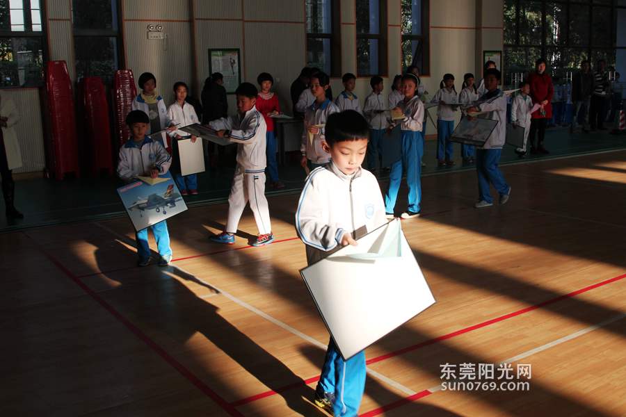 东莞28所学校学生比拼纸飞机 看高手玩花式