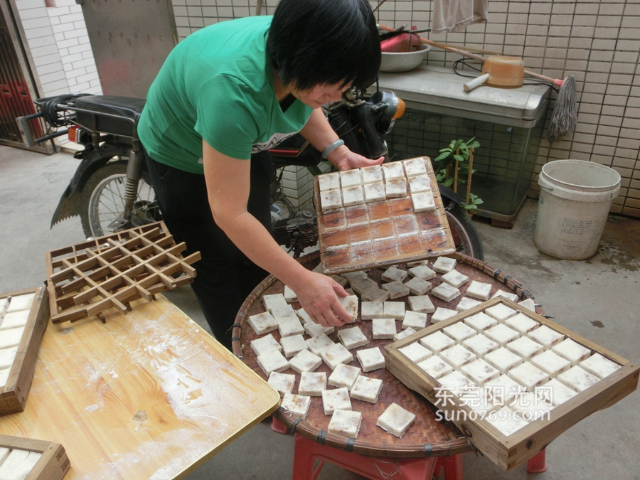 清明制松糕:百年历史工具做出最传统味道