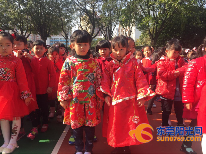 厚街中心幼儿园的小朋友穿着漂亮,喜庆的新衣回到校园.