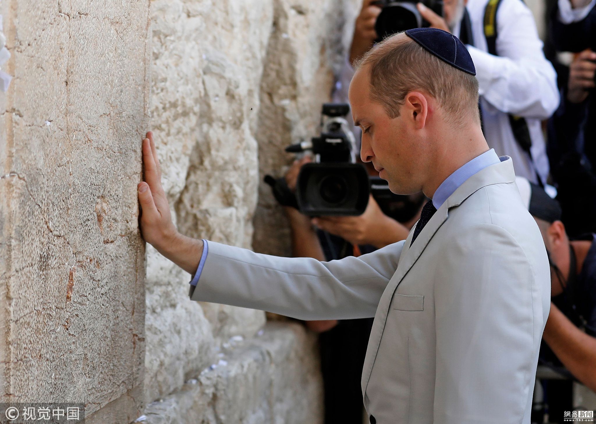 威廉王子访问耶路撒冷 头戴基帕抚摸哭墙