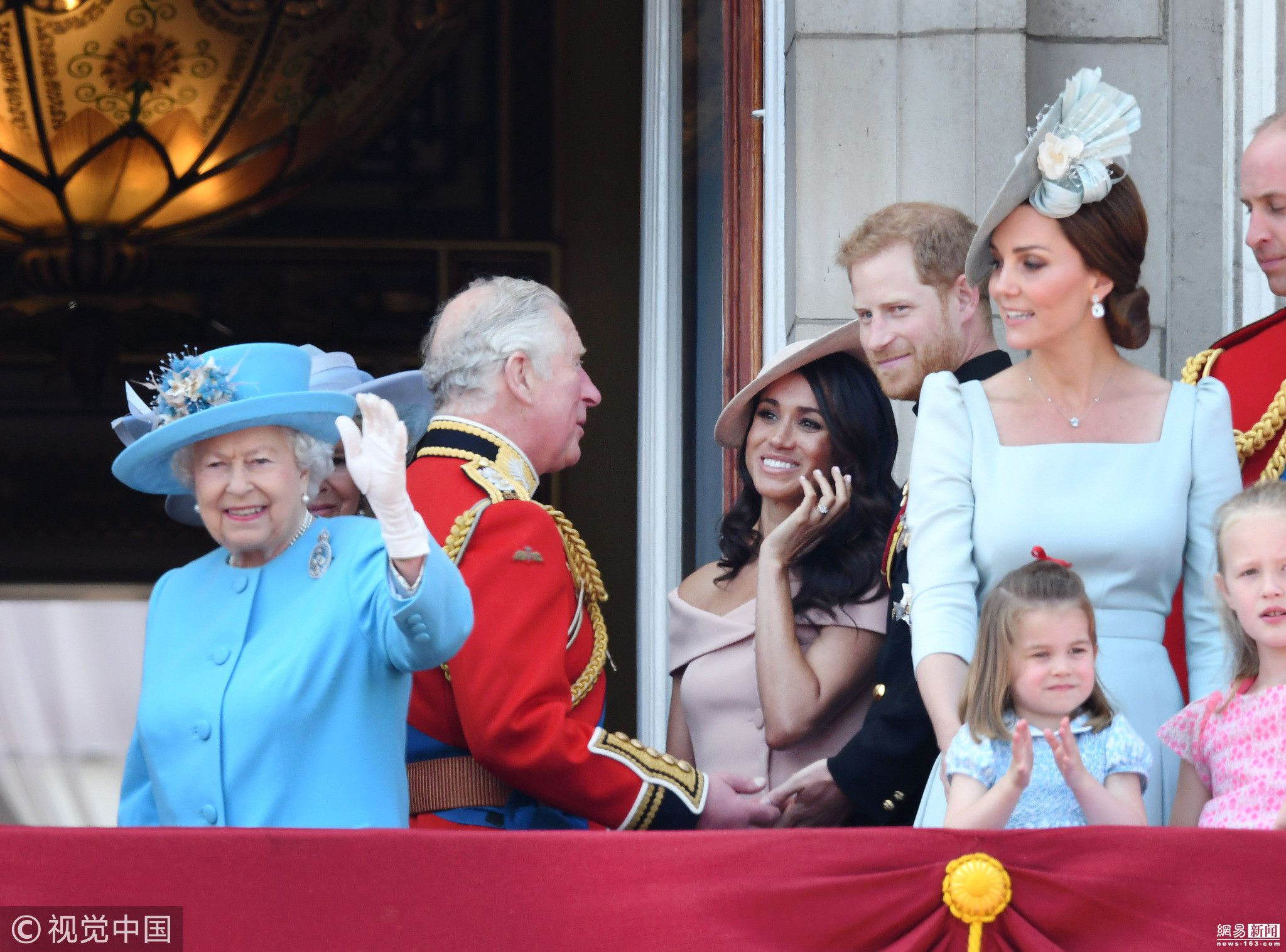 英国皇室阅兵为女王庆生 哈里王子夫妇现身