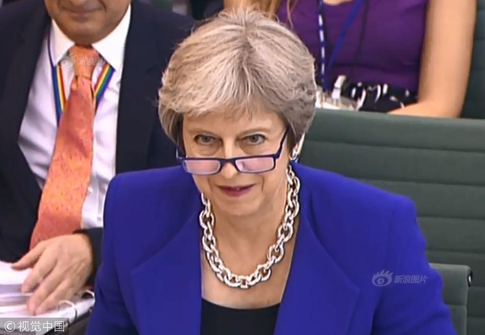 英首相特蕾莎·梅在下议院发表讲话 大粗项链