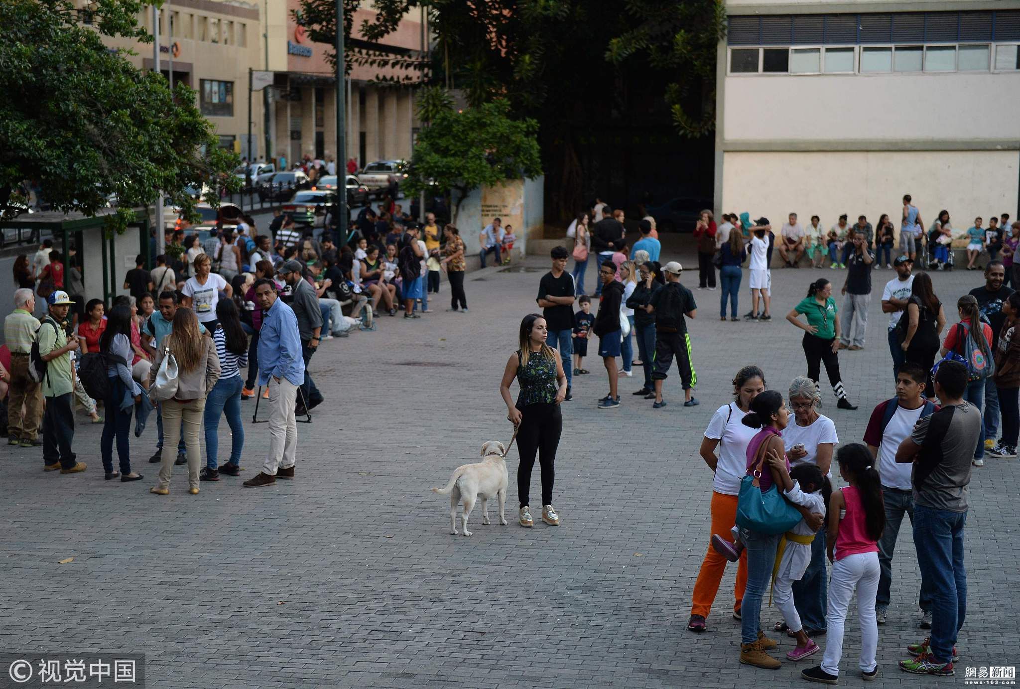委内瑞拉近海发生7.3级地震 民众街头避险