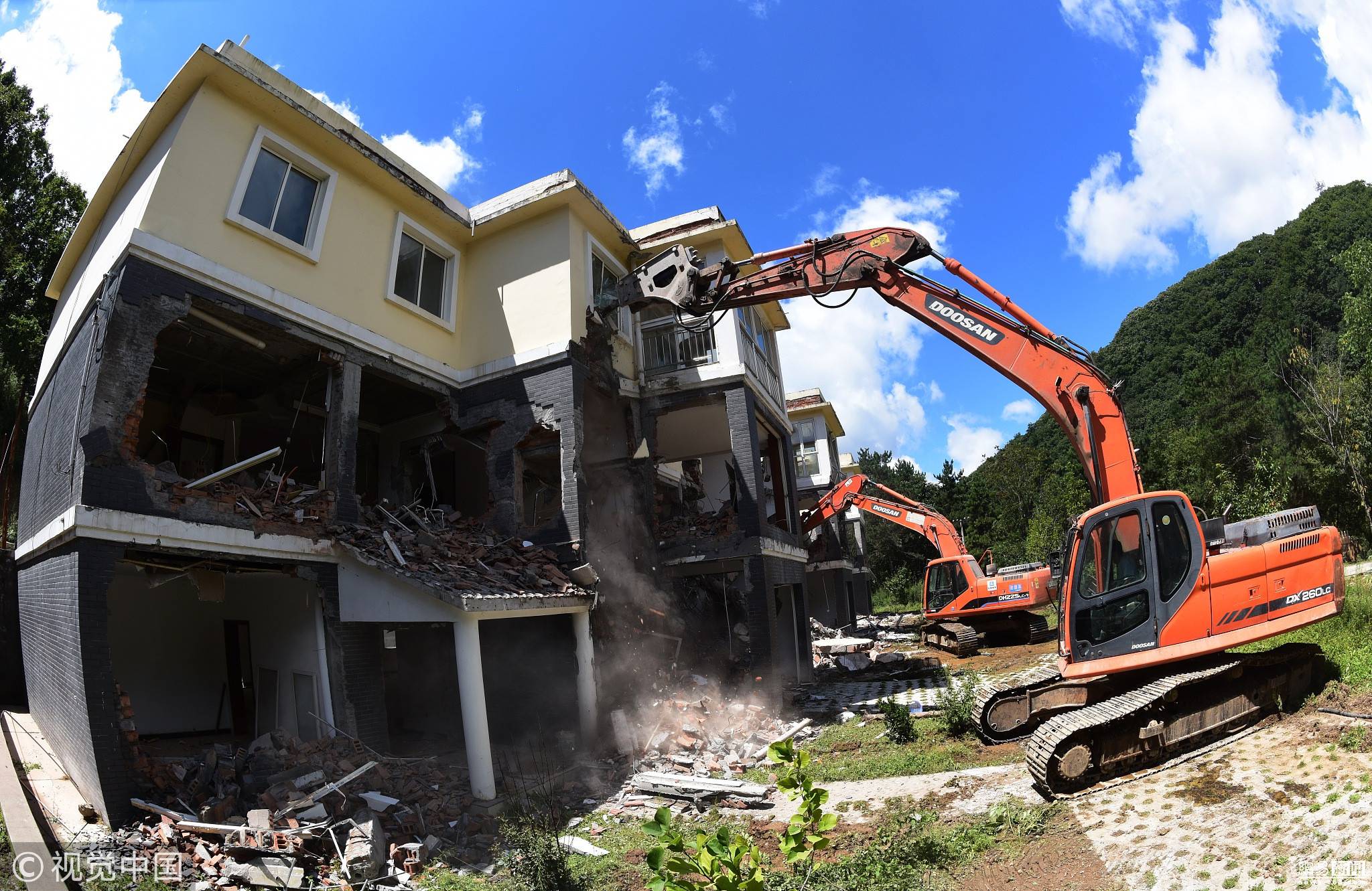 西安秦岭整治违建 再拆20栋违建别墅