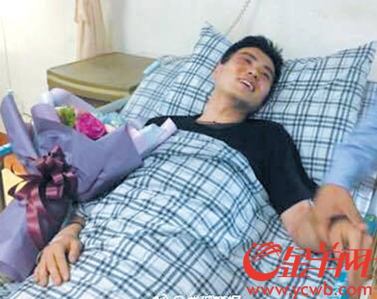 万米高空驾驶舱玻璃突然爆脱 川航奇迹备降牛