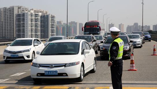 东莞 深圳预计成全国春运驾车跨城最热门线路 