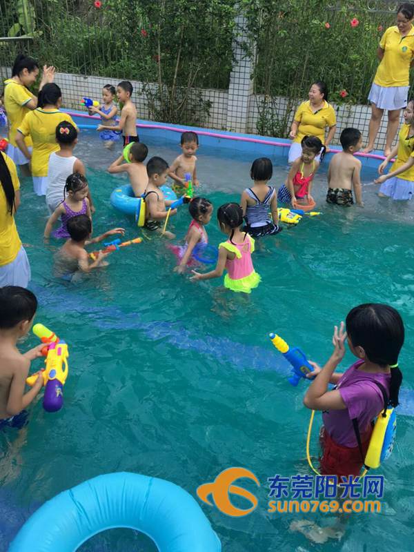 凤岗:幼儿园办泼水节 小朋友戏水消暑好开心