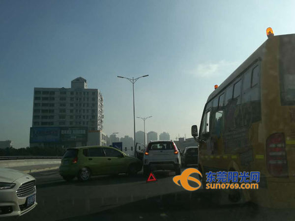 常平:金美大桥路口发生追尾 车辆行驶缓慢
