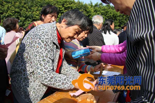 莞城:近千名老年人参加社区趣味运动会