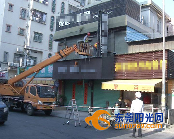 清溪持续开展店铺违规招牌专项整治行动