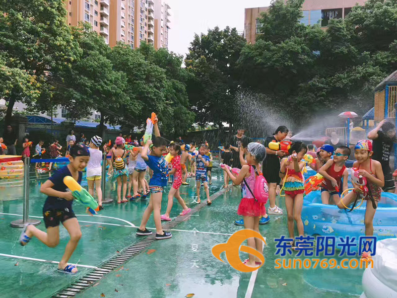 塘厦这幼儿园的毕业礼好潮哦!师生集体湿身