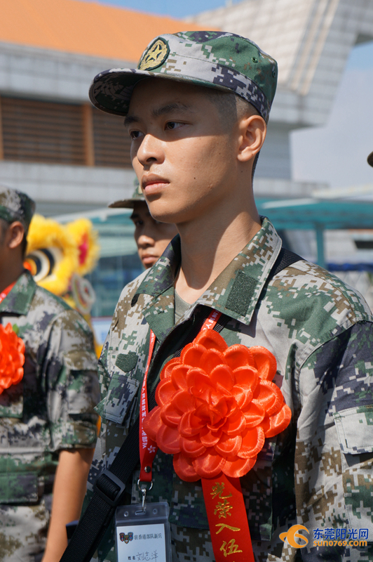 最帅兵哥哥!东莞25名新兵启程赴驻港部队军营服役