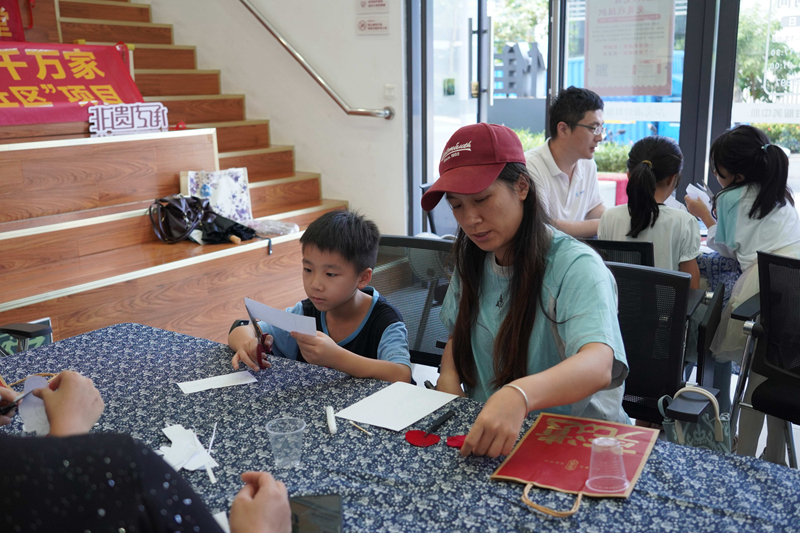 1757899558438602.jpg 家长周兰兰、孩子王梓宸.JPG