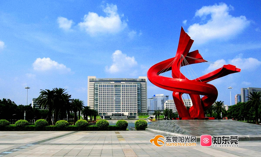 1612405087433865.jpg 中心广场彩带.jpg