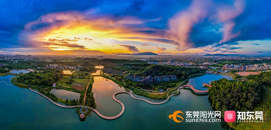 1673612993289137.jpg 黄润巧《红霞缭绕东清湖》.jpg