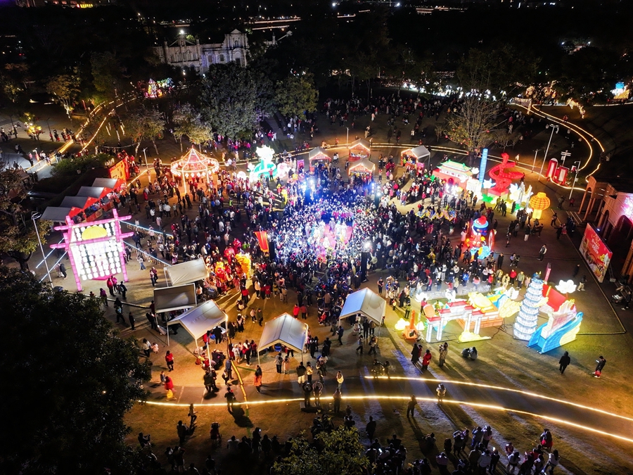 “龙湾璀璨夜 花灯耀新春”——2025“花Young莞邑”龙湾花灯会现场人潮涌动1(1).jpg