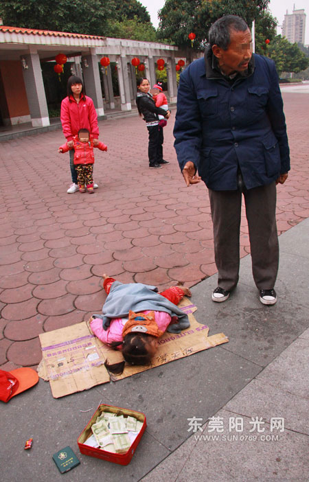 残疾小孩乞丐讨饭图片图片