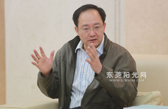 广东省对口援疆前方指挥部副总指挥,东莞援疆工作队领队殷焕明(摄 