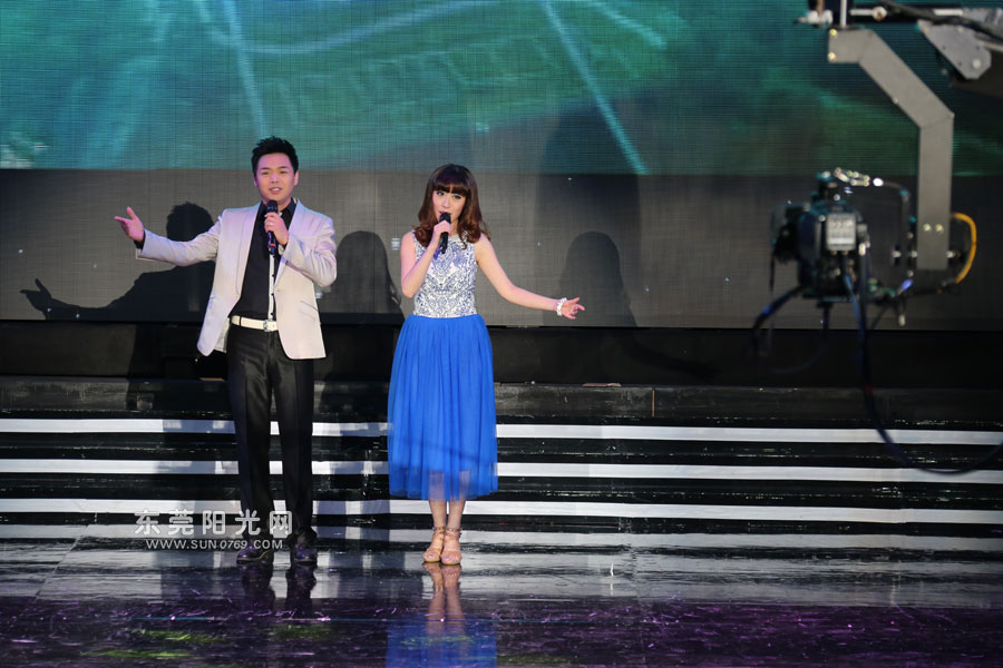 东莞广播电视台主持人邹炎青和小真精彩献唱.