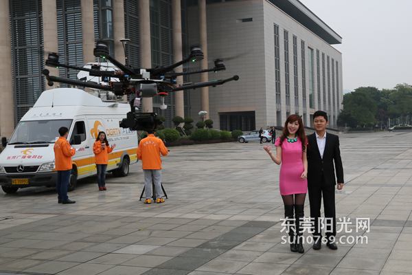 台歌《精彩》由东莞广播电视台主持人小真,孙琛合唱