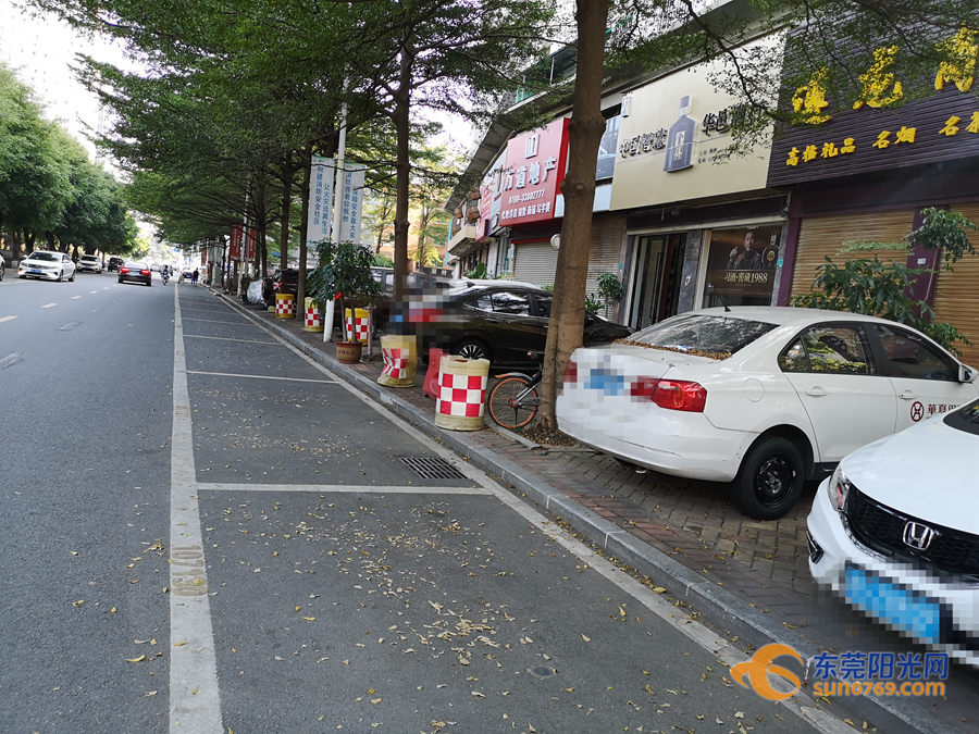 怎么回事南城这条路的人行道成停车场而停车位却被冷落