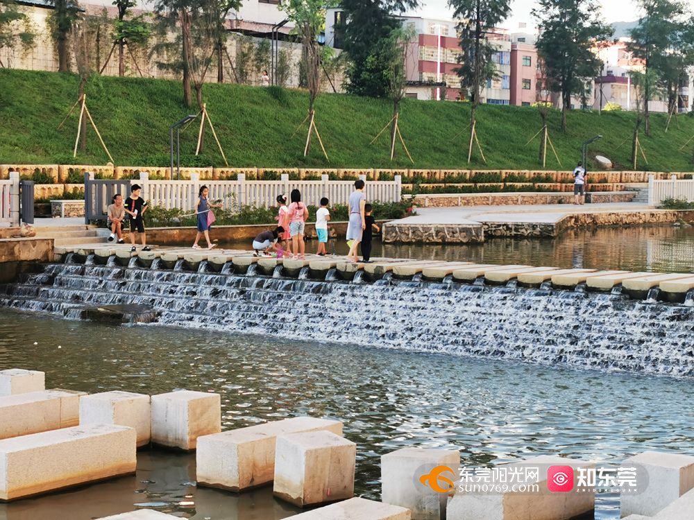 1651230594204487.jpg 群众在清溪河碧道娱乐.jpg