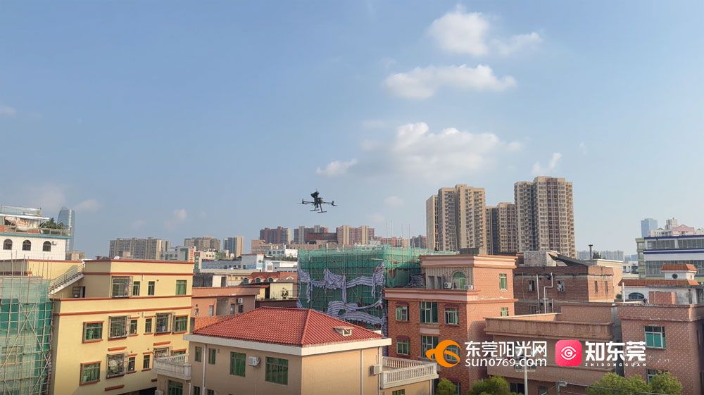 无人机在南城街道社区上空盘.jpg