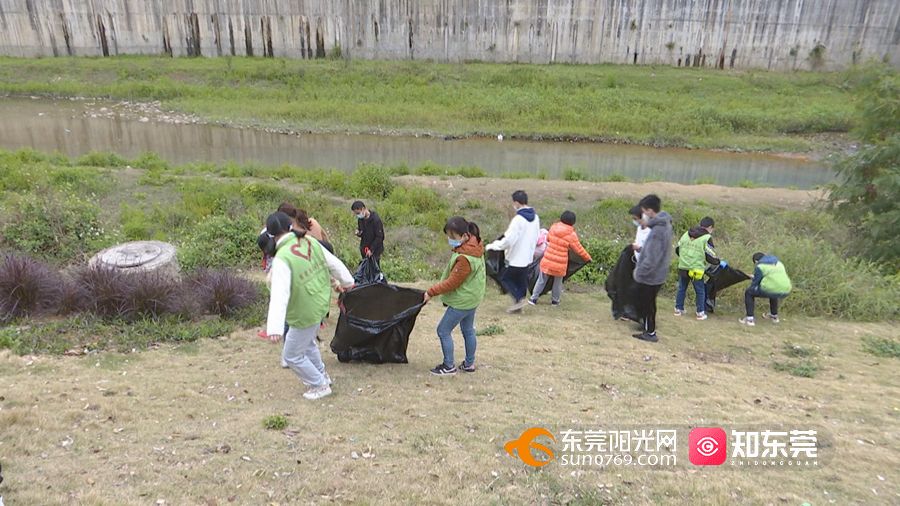 1676192457901636.jpg △樟木头镇开展“河湖保洁日”现场保洁活动.jpg