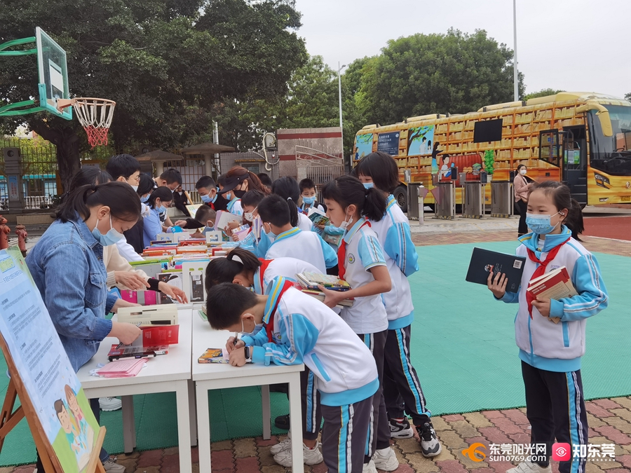 （4）20230313馆校合作流动车和换书活动进南城中心小学在换书的同学们.jpg