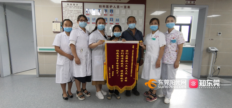 1685706038493730.jpg 2021年8月万江支医吕佩医生为当地贫困患者切除15斤肿瘤后收锦旗.jpg