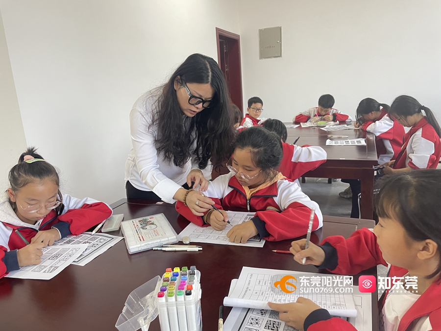 1685706055527221.jpg 万江支教老师陈志芳上课2.jpg