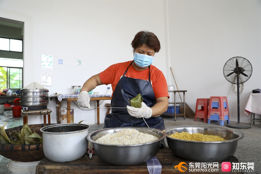 1687251547923487.jpg 阿姨包粽子 (1).jpg