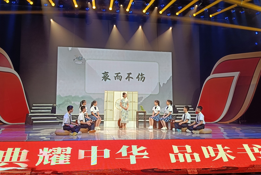 东莞市可园中学邓春妮和学生们共同演绎李白《春夜洛城闻笛》.jpg