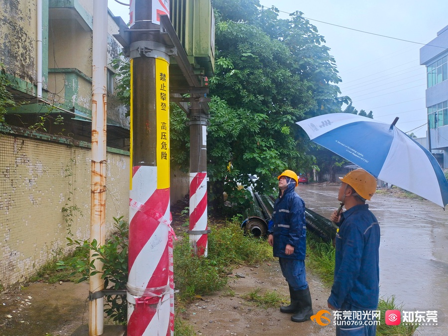 1694175282955886.jpg 9月8日,东莞东北区供电局工作人员对水浸区域周边电房及设备运行状况进行巡视排查。(姚裕权 摄).jpg