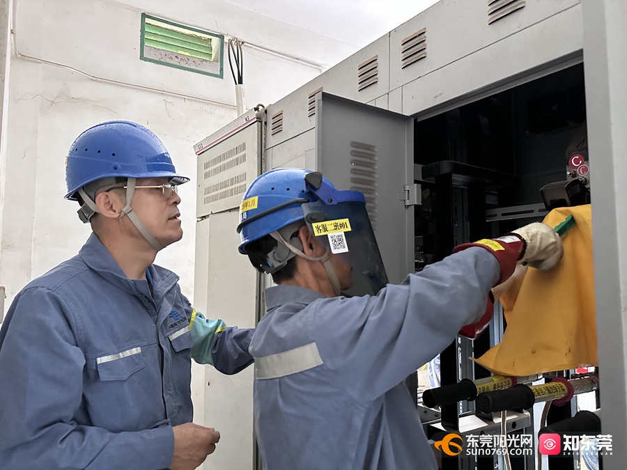 1694175306284335.jpg 9月8日,东莞东区供电局工作人员积极开展电力设备抢修工作,对遭受水浸的公用台变设备进行紧急抢修。(罗敏仪 摄).jpg