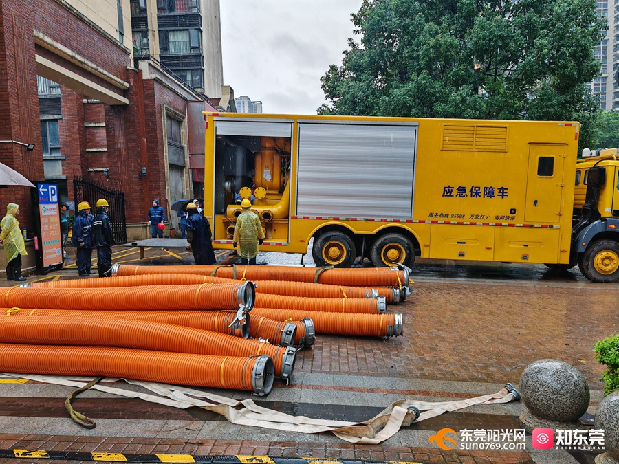 1694175325258233.jpg 东莞东南区供电局调拨排涝车协助小区将地下车库进行排涝,尽量减少水浸带来的影响。曾嘉宏 摄.jpg