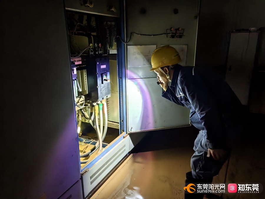 1694175349477693.jpg 在受水浸影响的电房,东莞东南区供电局加速故障排查确保客户尽快复电。曾嘉宏 摄 .jpg