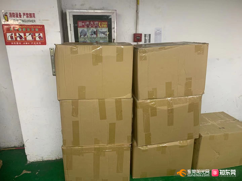 1698391313339091.jpg 道滘镇“蔡白村一街9号楼程某经营的加工店”:货物遮挡消火栓.jpg