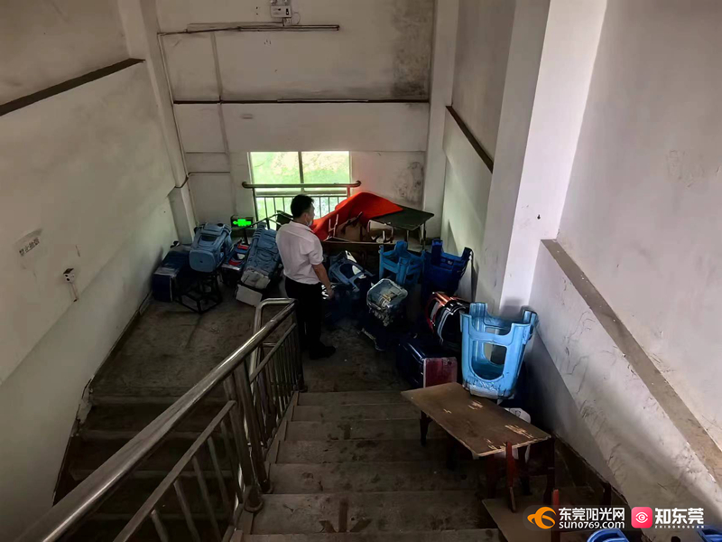 1701327528481553.jpg 塘厦镇“东莞宏易电子有限公司”:占用、堵塞疏散通道.jpg