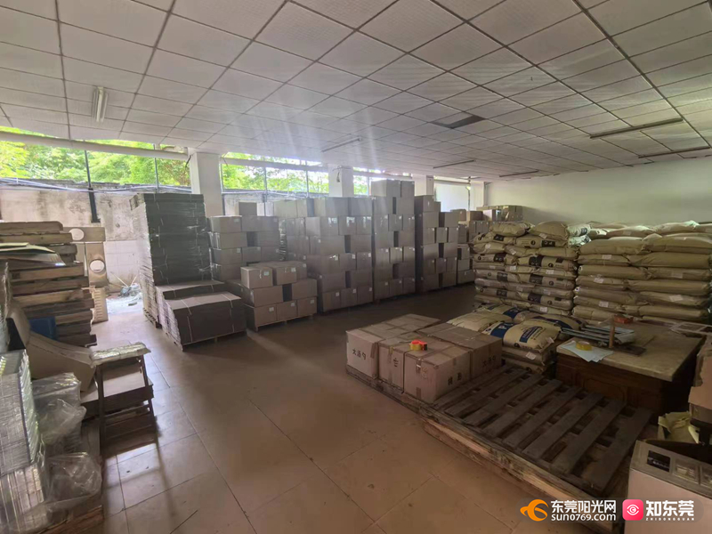 1701327492362792.jpg 石排镇“东莞市德颖光电有限公司”:宿舍楼首层作仓库使用.jpg