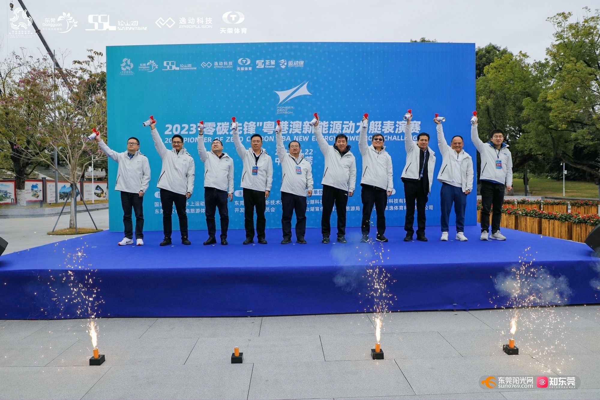 1703298446562957.jpg 鸣笛开赛.jpg