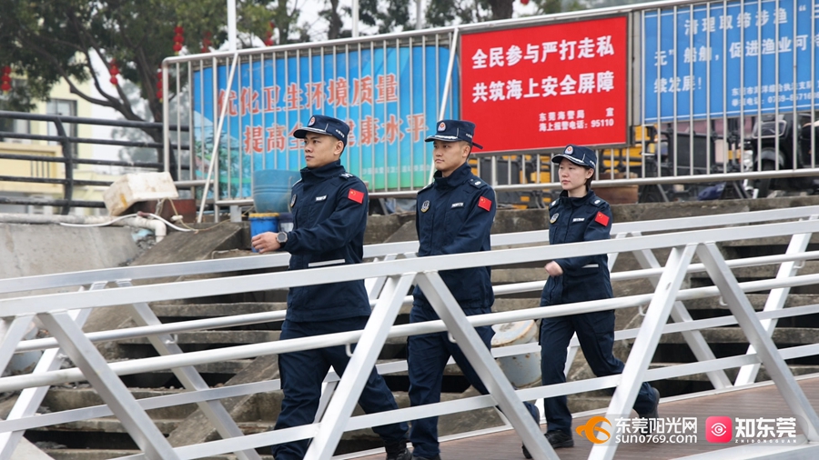 图片九：海警普法宣传小分队走入沿海渔港码头.jpg