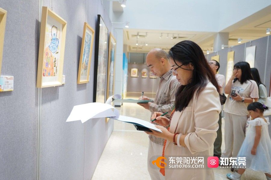 1746950789882018.jpg 专家进行作品评审.JPG