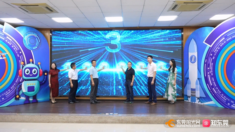 1747552022569088.jpg 5月17日(建设小学机器人).mp4_20250518_124626.269.jpg